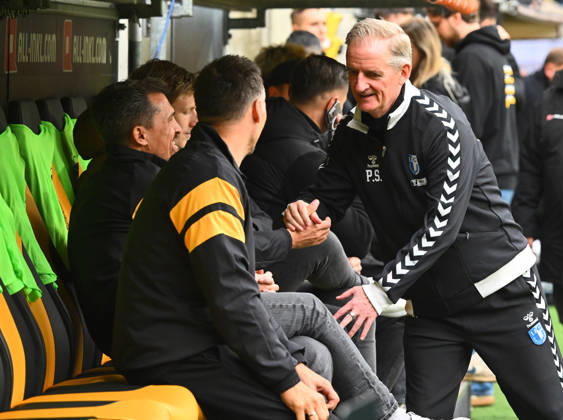 rechts: Trainer Petrik Sander (Magdeburg) begrüßt Trainer Thomas Stamm (Dresden) auf der Bank, vorn: Sören Gonther (Sportgeschäftsführer, Dresden), 18.10.2026, Fussball, GER, Saison 2026 2027, 2. Bundesliga, Zweite Liga, 8. Spieltag, Rudolf-Harbig-Stadion Dresden, SG Dynamo Dresden - 1. FC Magdeburg, DFB AND DFL REGULATIONS PROHIBIT ANY USE OF PHOTOGRAPHS as IMAGE SEQUENCES and or QUASI-VIDEO,
