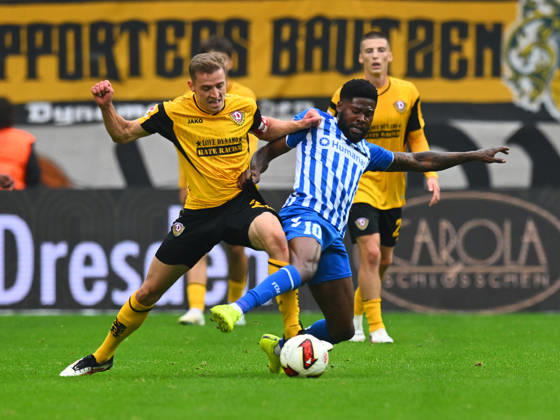 v.l.: Niklas Hauptmann (Dresden) gegen Moritz Broni Kwarteng (Magdeburg), 18.10.2026, Fussball, GER, Saison 2026 2027, 2. Bundesliga, Zweite Liga, 8. Spieltag, Rudolf-Harbig-Stadion Dresden, SG Dynamo Dresden - 1. FC Magdeburg, DFB AND DFL REGULATIONS PROHIBIT ANY USE OF PHOTOGRAPHS as IMAGE SEQUENCES and or QUASI-VIDEO,