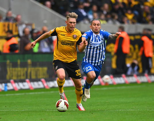 v.l.: Jonas Sterner (Dresden) gegen Baris Atik (Magdeburg), 18.10.2026, Fussball, GER, Saison 2026 2027, 2. Bundesliga, Zweite Liga, 8. Spieltag, Rudolf-Harbig-Stadion Dresden, SG Dynamo Dresden - 1. FC Magdeburg, DFB AND DFL REGULATIONS PROHIBIT ANY USE OF PHOTOGRAPHS as IMAGE SEQUENCES and or QUASI-VIDEO,