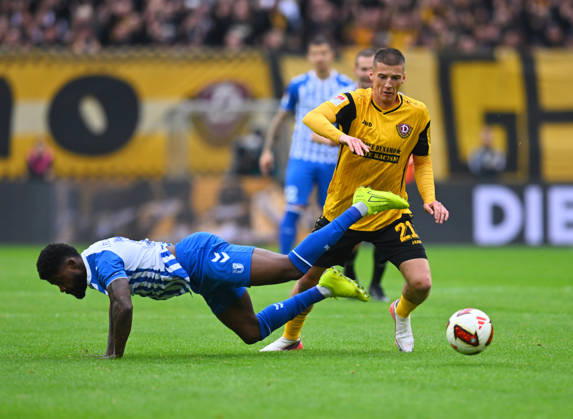 rechts: Tobias Raschl (Dresden) gegen Moritz Broni Kwarteng (Magdeburg), 18.10.2026, Fussball, GER, Saison 2026 2027, 2. Bundesliga, Zweite Liga, 8. Spieltag, Rudolf-Harbig-Stadion Dresden, SG Dynamo Dresden - 1. FC Magdeburg, DFB AND DFL REGULATIONS PROHIBIT ANY USE OF PHOTOGRAPHS as IMAGE SEQUENCES and or QUASI-VIDEO,