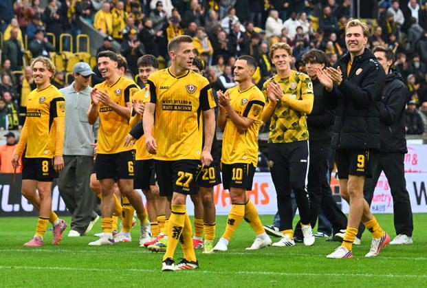 die Dresdner bedanken sich nach dem Spiel bei ihren Fans im K-Block, vorn: Niklas Hauptmann (alle Dresden), 18.10.2026, Fussball, GER, Saison 2026 2027, 2. Bundesliga, Zweite Liga, 8. Spieltag, Rudolf-Harbig-Stadion Dresden, SG Dynamo Dresden - 1. FC Magdeburg, DFB AND DFL REGULATIONS PROHIBIT ANY USE OF PHOTOGRAPHS as IMAGE SEQUENCES and or QUASI-VIDEO,