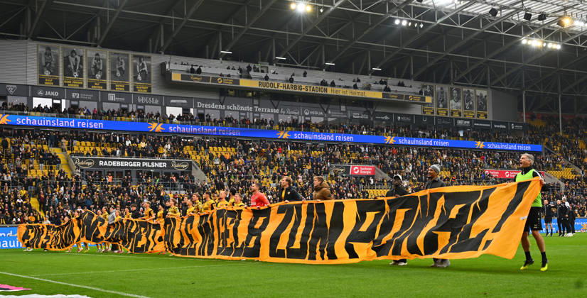 die Dresdner bedanken sich nach dem Spiel bei ihren Fans im K-Block, 18.10.2026, Fussball, GER, Saison 2026 2027, 2. Bundesliga, Zweite Liga, 8. Spieltag, Rudolf-Harbig-Stadion Dresden, SG Dynamo Dresden - 1. FC Magdeburg, DFB AND DFL REGULATIONS PROHIBIT ANY USE OF PHOTOGRAPHS as IMAGE SEQUENCES and or QUASI-VIDEO,