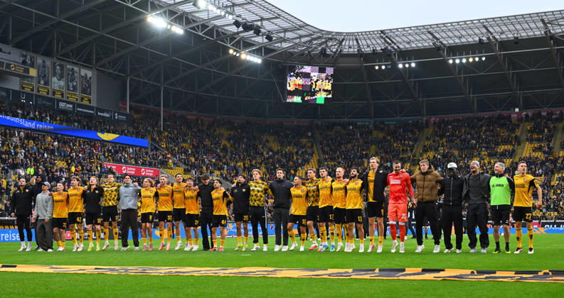 die Dresdner bedanken sich nach dem Spiel bei ihren Fans im K-Block, 18.10.2026, Fussball, GER, Saison 2026 2027, 2. Bundesliga, Zweite Liga, 8. Spieltag, Rudolf-Harbig-Stadion Dresden, SG Dynamo Dresden - 1. FC Magdeburg, DFB AND DFL REGULATIONS PROHIBIT ANY USE OF PHOTOGRAPHS as IMAGE SEQUENCES and or QUASI-VIDEO,