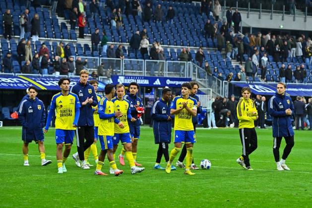 LEEUWARDEN - SC Cambuur players thank the supporters during the Dutch Eredivisie match between SC Cambuur and AZ Alkmaar at the Kooi Stadion on October 18, 2026, in Leeuwarden, the Netherlands. COR LASKER ANP Eredivisie 2026 27 xVIxANPxSportx xxANPxIVx 572851937 originalFilename: 572851937.jpg