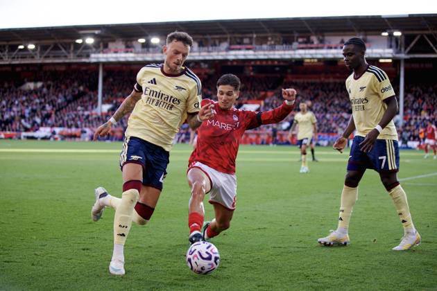 RECORD DATE NOT STATED Football - FA Premier League - Nottingham Forest FC v Arsenal FC NOTTINGHAM, ENGLAND - Sunday, October 18, 2026: Arsenal s Ben White is challenged by Nottingham Forest s Nicolas Dominguez during the FA Premier League match between Nottingham Forest FC and Arsenal FC at the City Ground. (Photo by David Rawcliffe Propaganda) NOTTINGHAM City Ground NOTTINGHAMSHIRE ENGLAND  Copyright: xDavidxRawcliffex 2026-10-18-Notts_Forest_Liverpool-025