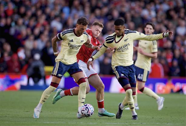 RECORD DATE NOT STATED Football - FA Premier League - Nottingham Forest FC v Arsenal FC NOTTINGHAM, ENGLAND - Sunday, October 18, 2026: Nottingham Forest s Liam Delap is challenged by Arsenal s Ben White (L) and Ezri Konsa (R) during the FA Premier League match between Nottingham Forest FC and Arsenal FC at the City Ground. (Photo by David Rawcliffe Propaganda) NOTTINGHAM City Ground NOTTINGHAMSHIRE ENGLAND  Copyright: xDavidxRawcliffex 2026-10-18-Notts_Forest_Liverpool-027