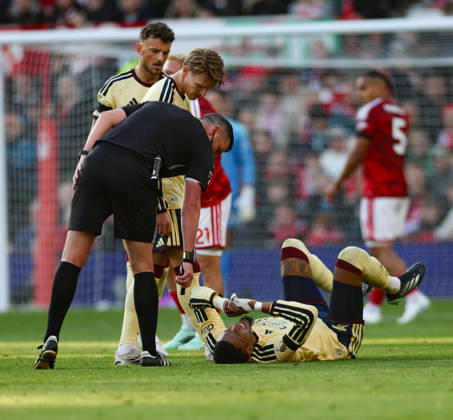 Nottingham Forest v Arsenal Premier League Ezri Konsa of Arsenal lays on the pitch injured during the Premier League match at the City Ground, Nottingham 18 10 2026 UK Newspapers OUT Copyright: xAndyxSumnerx FIL-24081-0025