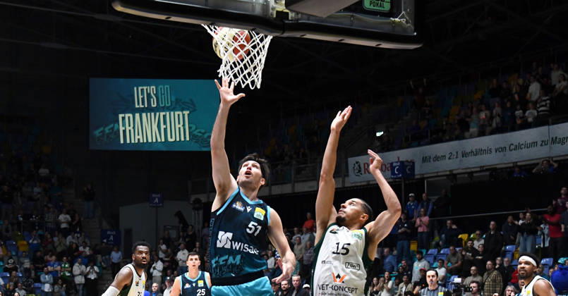 18.10.2026, xokbx, Basketball BBL Pokal, Frankfurt Skyliners - VET-Concept Gladiators Trier v.l. Ryan Arcidiacono (Fraport Skyliners Frankfurt), Jordan Roland (Gladiators Trier), Zweikampf, Duell, Wurf Frankfurt am Main