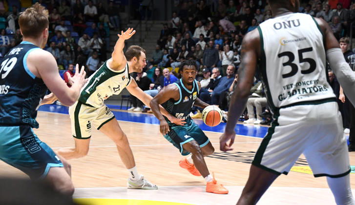 18.10.2026, xokbx, Basketball BBL Pokal, Frankfurt Skyliners - VET-Concept Gladiators Trier v.l. Isaiah Swope (Fraport Skyliners Frankfurt), Evans Rapieque (Gladiators Trier), Zweikampf, Duell Frankfurt am Main
