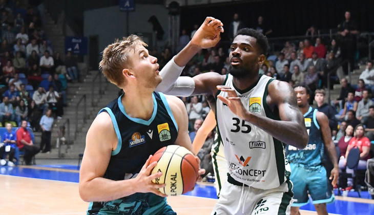 18.10.2026, xokbx, Basketball BBL Pokal, Frankfurt Skyliners - VET-Concept Gladiators Trier v.l. Till Pape (Fraport Skyliners Frankfurt), Ejiofor Onu (Gladiators Trier), Zweikampf, Duell Frankfurt am Main