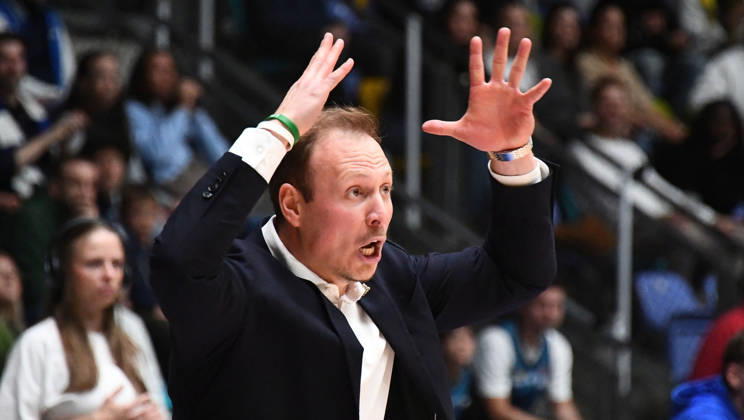18.10.2026, xokbx, Basketball BBL Pokal, Frankfurt Skyliners - VET-Concept Gladiators Trier v.l. Head Coach Jacques Schneider (Gladiators Trier), Mimik, Gestik, Emotion, aufgebracht, wuetend, unzufrieden, geschockt Frankfurt am Main