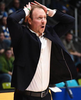 18.10.2026, xokbx, Basketball BBL Pokal, Frankfurt Skyliners - VET-Concept Gladiators Trier v.l. Head Coach Jacques Schneider (Gladiators Trier), Mimik, Gestik, Emotion, aufgebracht, wuetend, unzufrieden, geschockt Frankfurt am Main