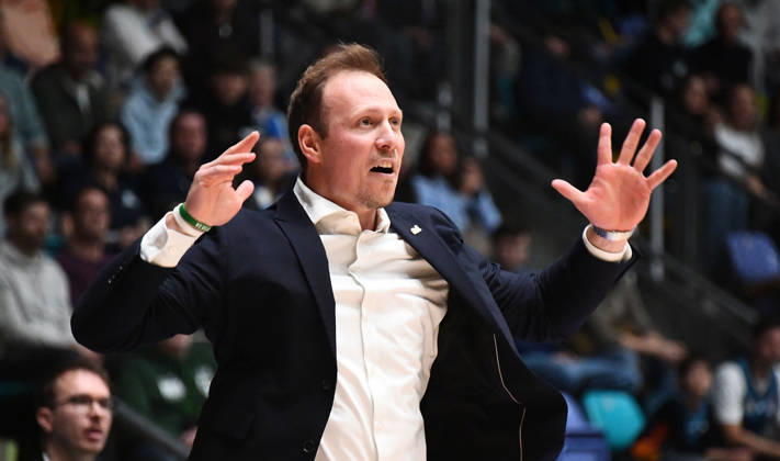 18.10.2026, xokbx, Basketball BBL Pokal, Frankfurt Skyliners - VET-Concept Gladiators Trier v.l. Head Coach Jacques Schneider (Gladiators Trier), Mimik, Gestik, Emotion, aufgebracht, geschockt Frankfurt am Main