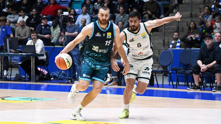 18.10.2026, xokbx, Basketball BBL Pokal, Frankfurt Skyliners - VET-Concept Gladiators Trier v.l. Radii Caisin (Fraport Skyliners Frankfurt), Behnam Yakhchali (Gladiators Trier), Zweikampf, Duell Frankfurt am Main