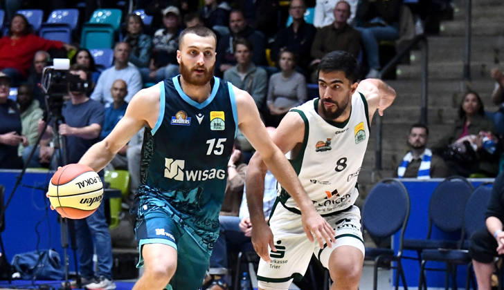 18.10.2026, xokbx, Basketball BBL Pokal, Frankfurt Skyliners - VET-Concept Gladiators Trier v.l. Radii Caisin (Fraport Skyliners Frankfurt), Behnam Yakhchali (Gladiators Trier), Zweikampf, Duell Frankfurt am Main