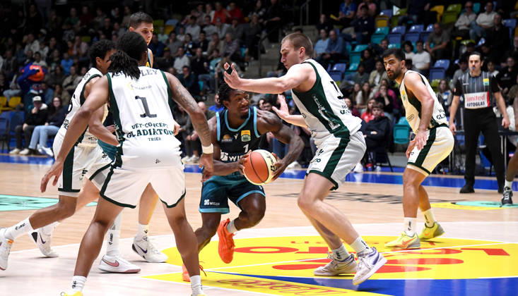 18.10.2026, xokbx, Basketball BBL Pokal, Frankfurt Skyliners - VET-Concept Gladiators Trier v.l. Isaiah Swope (Fraport Skyliners Frankfurt), Marten Linssen (Gladiators Trier), Zweikampf, Duell Frankfurt am Main