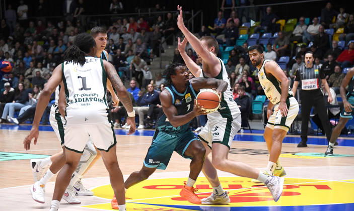 18.10.2026, xokbx, Basketball BBL Pokal, Frankfurt Skyliners - VET-Concept Gladiators Trier v.l. Isaiah Swope (Fraport Skyliners Frankfurt), Marten Linssen (Gladiators Trier), Zweikampf, Duell Frankfurt am Main
