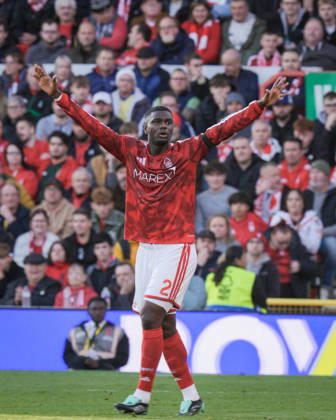 Premier League: Nottingham Forest v Arsenal Ousmane Diomande of Nottingham Forest gives his team instructions during the Premier League match Nottingham Forest vs Arsenal at City Ground, Nottingham, United Kingdom on 18 October 2026 (Photo by Maynard Manyowa News Images) Nottingham City Ground Nottinghamshire United Kingdom Copyright: xMaynardxManyowa NewsxImagesx