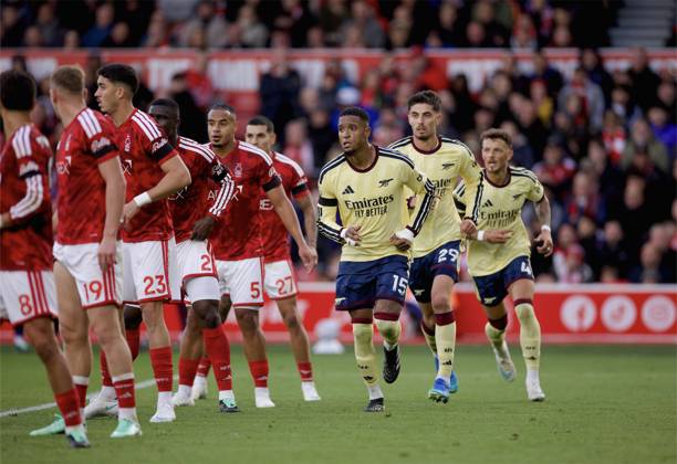 RECORD DATE NOT STATED Football - FA Premier League - Nottingham Forest FC v Arsenal FC NOTTINGHAM, ENGLAND - Sunday, October 18, 2026: Arsenal s Ezri Konsa leads his line for a free-kick during the FA Premier League match between Nottingham Forest FC and Arsenal FC at the City Ground. (Photo by David Rawcliffe Propaganda) NOTTINGHAM City Ground NOTTINGHAMSHIRE ENGLAND  Copyright: xDavidxRawcliffex 2026-10-18-Notts_Forest_Liverpool-030