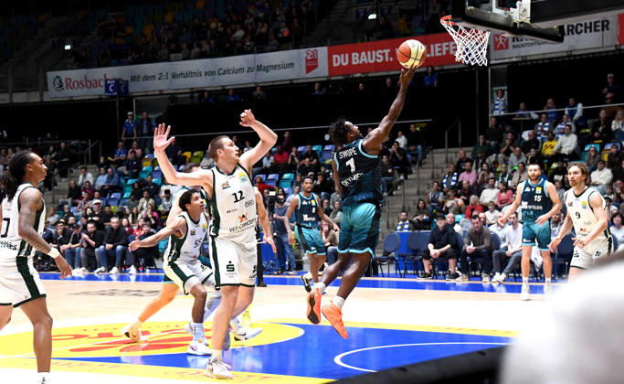 18.10.2026, xokbx, Basketball BBL Pokal, Frankfurt Skyliners - VET-Concept Gladiators Trier v.l. Isaiah Swope (Fraport Skyliners Frankfurt), Marten Linssen (Gladiators Trier), Zweikampf, Duell, Wurf Frankfurt am Main