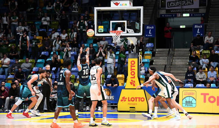 18.10.2026, xokbx, Basketball BBL Pokal, Frankfurt Skyliners - VET-Concept Gladiators Trier v.l. Judah Mintz (Fraport Skyliners Frankfurt), Wurf Frankfurt am Main