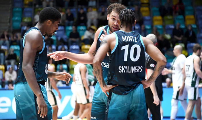 18.10.2026, xokbx, Basketball BBL Pokal, Frankfurt Skyliners - VET-Concept Gladiators Trier v.l. William Christmas (Fraport Skyliners Frankfurt), Race Thompson (Fraport Skyliners Frankfurt), Judah Mintz (Fraport Skyliners Frankfurt) beraten sich Frankfurt am Main
