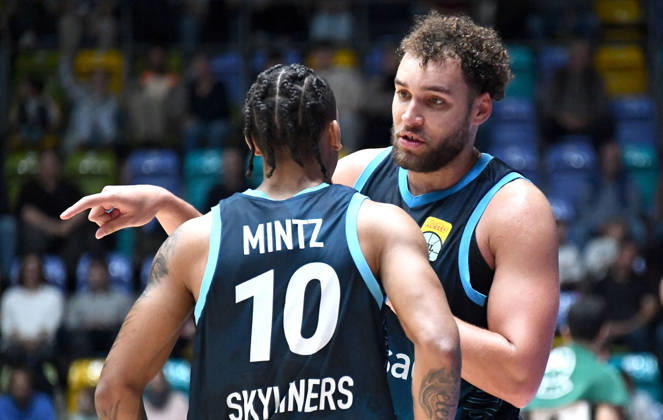 18.10.2026, xokbx, Basketball BBL Pokal, Frankfurt Skyliners - VET-Concept Gladiators Trier v.l. Judah Mintz (Fraport Skyliners Frankfurt), Race Thompson (Fraport Skyliners Frankfurt), beraten sich Frankfurt am Main