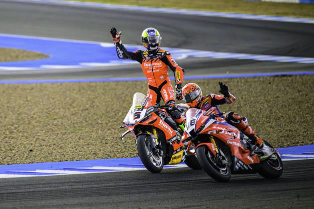 Sport Bilder des Tages October 18, 2026, Jerez De La Frontera, Cadiz, Spain: Yari Montella of Barni Spark Racing Team and Jake Dixon of Honda HRC in the end of Race 2 of the WorldSBK Championship at Circuito de Jerez-Angel Nieto on October 18, 2026 in Jerez de la Frontera, Spain. Jerez De La Frontera Spain - ZUMAr200 20261018_zsp_r200_193 Copyright: xNunoxReisinhox