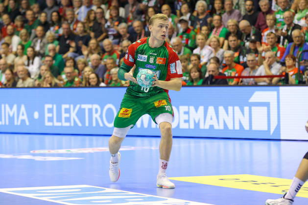 18.10.2026, xgox, Handball - Opel HBL SC Magdeburg - TVB Stuttgart emspor, v.l. Gisli Thorgeir Kristjansson (Magdeburg, 10) am Ball, plays the ball Magdeburg
