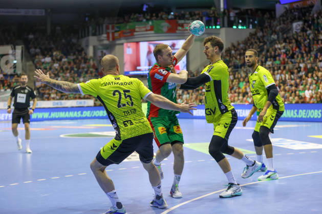 18.10.2026, xgox, Handball - Opel HBL SC Magdeburg - TVB Stuttgart emspor, v.l. Patrick Zieker (Stuttgart, 25), Omar Ingi Magnusson (Magdeburg, 14), Philipp Meyer (Stuttgart, 27) Zweikampf, Duell, Kampf, tackle Magdeburg