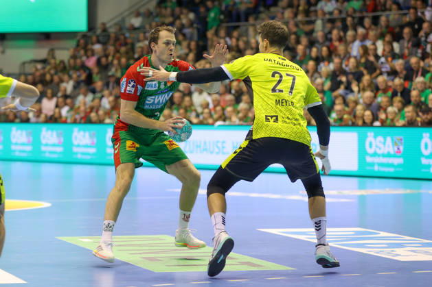 18.10.2026, xgox, Handball - Opel HBL SC Magdeburg - TVB Stuttgart emspor, v.l. Felix Claar (Magdeburg, 7), Philipp Meyer (Stuttgart, 27) Zweikampf, Duell, Kampf, tackle Magdeburg
