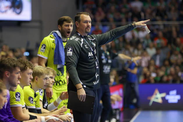 18.10.2026, xgox, Handball - Opel HBL SC Magdeburg - TVB Stuttgart emspor, v.l. Mischa Kaufmann (Stuttgart, Trainer) gibt Anweisungen, gestikuliert mit den Armen, gesticulate, gives instructions Magdeburg