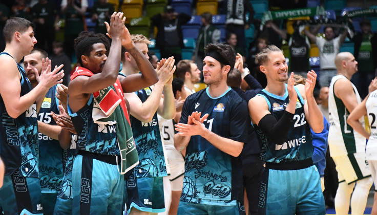 18.10.2026, xokbx, Basketball BBL Pokal, Frankfurt Skyliners - VET-Concept Gladiators Trier v.l. William Christmas (Fraport Skyliners Frankfurt), Ryan Arcidiacono (Fraport Skyliners Frankfurt), Thomas Klepeisz (Fraport Skyliners Frankfurt) und co, feiern, bejubeln den sieg mit den Fans, applaudieren Frankfurt am Main