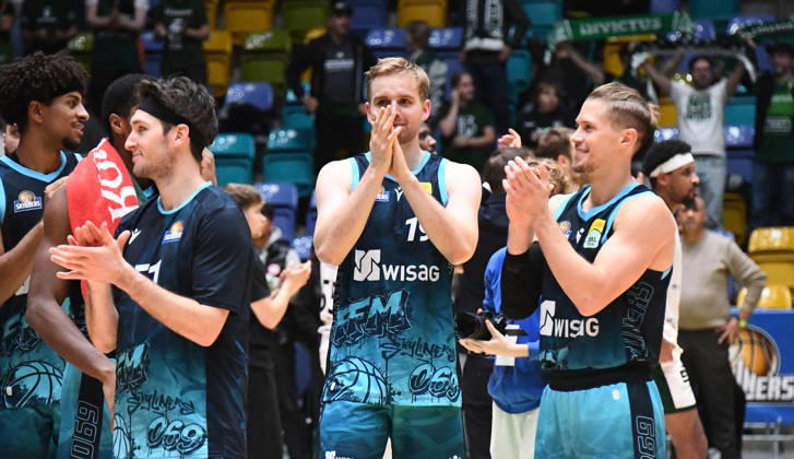 18.10.2026, xokbx, Basketball BBL Pokal, Frankfurt Skyliners - VET-Concept Gladiators Trier v.l. Ryan Arcidiacono (Fraport Skyliners Frankfurt), Till Pape (Fraport Skyliners Frankfurt), Thomas Klepeisz (Fraport Skyliners Frankfurt), und co, feiern, bejubeln den sieg mit den Fans, applaudieren Frankfurt am Main