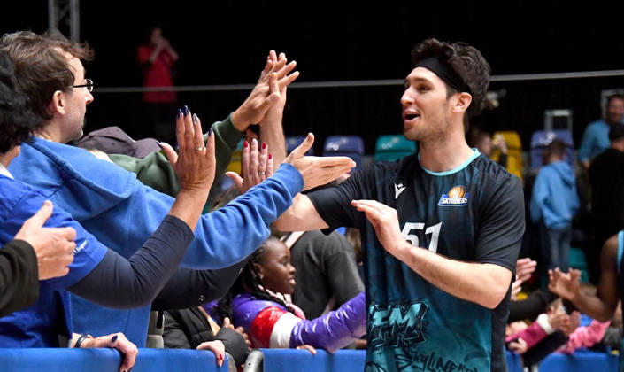 18.10.2026, xokbx, Basketball BBL Pokal, Frankfurt Skyliners - VET-Concept Gladiators Trier v.l. Ryan Arcidiacono (Fraport Skyliners Frankfurt), feiern, bejubelt den sieg mit den Fans, klatscht ab Frankfurt am Main