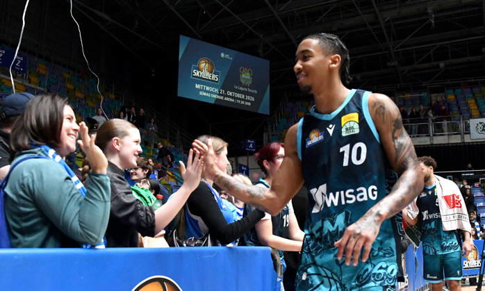 18.10.2026, xokbx, Basketball BBL Pokal, Frankfurt Skyliners - VET-Concept Gladiators Trier v.l. Judah Mintz (Fraport Skyliners Frankfurt), feiern, bejubelt den sieg mit den Fans, klatscht ab Frankfurt am Main