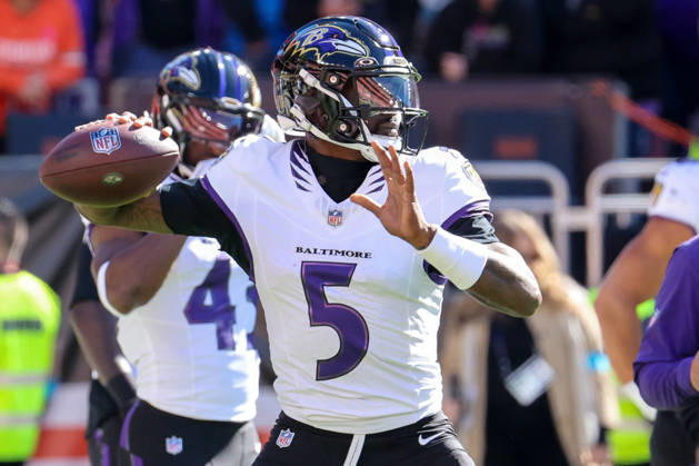CLEVELAND, OH - OCTOBER 18: Baltimore Ravens quarterback Tyler Huntley (5) on the field prior to the National Football League game between the Baltimore Ravens and Cleveland Browns on October 18, 2026, at Huntington Bank Field in Cleveland, OH. (Photo by Frank Jansky Icon Sportswire) NFL, American Football Herren, USA OCT 18 Ravens at Browns EDITORIAL USE ONLY Icon261018004