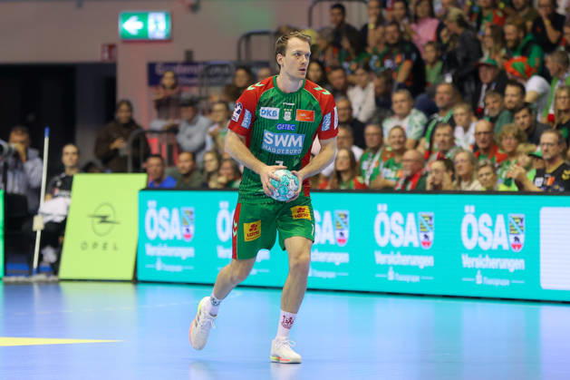 18.10.2026, xgox, Handball - Opel HBL SC Magdeburg - TVB Stuttgart emspor, v.l. Felix Claar (Magdeburg, 7) am Ball, plays the ball Magdeburg