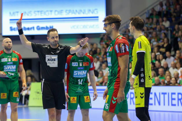 18.10.2026, xgox, Handball - Opel HBL SC Magdeburg - TVB Stuttgart emspor, v.l. Philipp Meyer (Stuttgart, 27) Rote Karte, Platzverweis, sent off Magdeburg