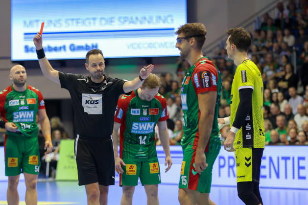 18.10.2026, xgox, Handball - Opel HBL SC Magdeburg - TVB Stuttgart emspor, v.l. Philipp Meyer (Stuttgart, 27) Rote Karte, Platzverweis, sent off Magdeburg