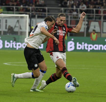 Foto IPP Paolo Bona Milano 18 10 2026 Campionato Serie A di Calcio stagione 2026 2027 partita Milan-Atalanta Nella foto Lazar Samrdzic e Adrien rRbiot Italy Photo Press Worldwide Copyright italy Italy ITALY  Copyright: xR4924_italyphotopressx