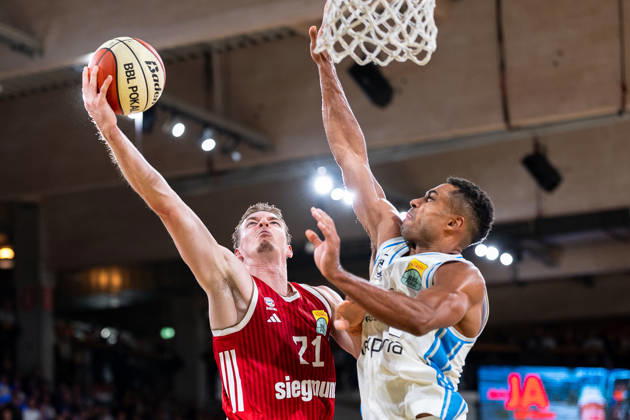 Sport Bilder des Tages Justus Hollatz (FC Bayern Muenchen Basketball, 21) beim Korbleger gegen Kenneth Ogbe (Veolia Towers Hamburg, 25), GER, Veolia Towers Hamburg vs FC Bayern Muenchen Basketball, Basketball, Netto BBL Pokal, Achtelfinale, Saison 2026 2027, 18.10.2026 GER, Veolia Towers Hamburg vs FC Bayern Muenchen Basketball, Basketball, Netto BBL Pokal, Achtelfinale, Saison 2026 2027, 18.10.2026 Hamburg Copyright: xEibner-Pressefoto MaxxVincenx EP_MVN