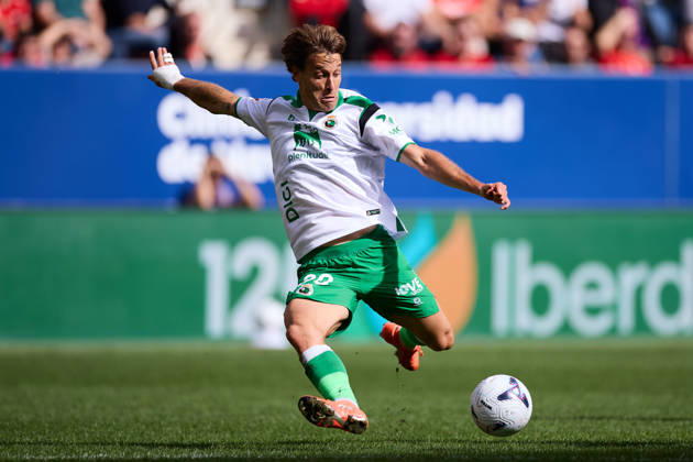 CA Osasuna v Real Racing Club de Santander - LaLiga EA Sports Sergio Canales of Real Racing Club de Santander in action during the LaLiga EA Sports match between CA Osasuna and Real Racing Club de Santander at El Sadar on October 18, 2026, in Pamplona, Spain. Pamplona El Sadar Navarra Spain RL_CAOvRCS_2K26_0043 Copyright: xRicardoxLarreinax