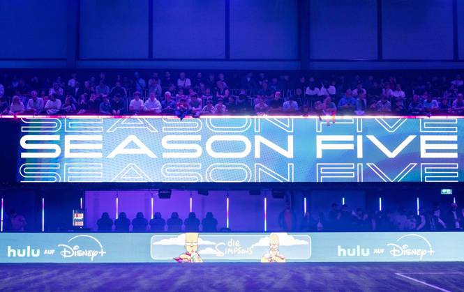 Fußball, Herren, Herbst 2026, Indoor, Season Five, 5. Saison der Icon League in der Messe Berlin, 1. Spieltag, Division Toni, Two Stripes United - Plyars United (6:4), Fans auf der Tribüne, 18.10.2026, Copyright: xMatthiasxKochx