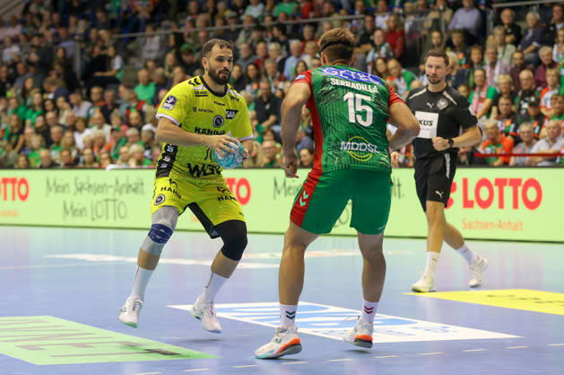 18.10.2026, xgox, Handball - Opel HBL SC Magdeburg - TVB Stuttgart emspor, v.l. Mohamed Amine Darmoul (Stuttgart, 70), Antonio Serradilla (Magdeburg, 15) Zweikampf, Duell, Kampf, tackle Magdeburg