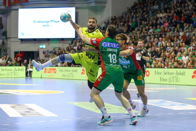 18.10.2026, xgox, Handball - Opel HBL SC Magdeburg - TVB Stuttgart emspor, v.l. Mohamed Amine Darmoul (Stuttgart, 70), Elvar Oern Jonsson (Magdeburg, 19), Antonio Serradilla (Magdeburg, 15) Zweikampf, Duell, Kampf, tackle Magdeburg