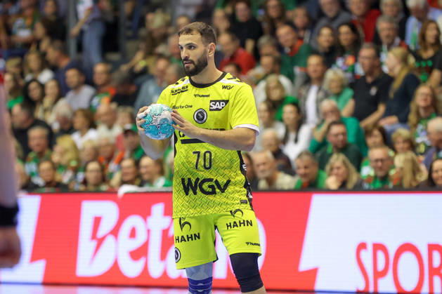 18.10.2026, xgox, Handball - Opel HBL SC Magdeburg - TVB Stuttgart emspor, v.l. Mohamed Amine Darmoul (Stuttgart, 70) am Ball, plays the ball Magdeburg