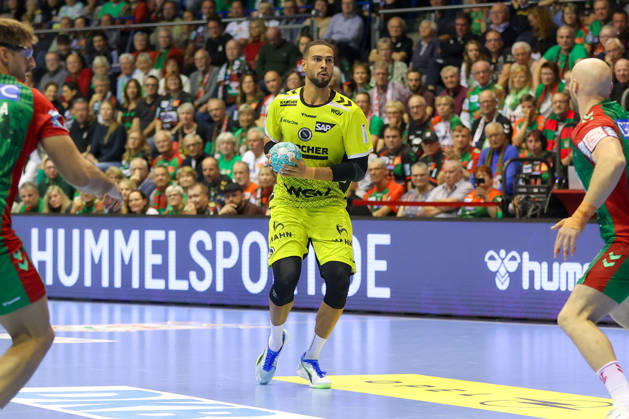18.10.2026, xgox, Handball - Opel HBL SC Magdeburg - TVB Stuttgart emspor, v.l. Philipp Ahouansou (Stuttgart, 5) am Ball, plays the ball Magdeburg