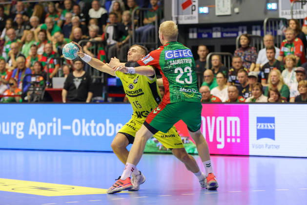 18.10.2026, xgox, Handball - Opel HBL SC Magdeburg - TVB Stuttgart emspor, v.l. Simone Mengon (Stuttgart, 15), Magnus Saugstrup (Magdeburg, 23) Zweikampf, Duell, Kampf, tackle Magdeburg