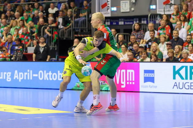18.10.2026, xgox, Handball - Opel HBL SC Magdeburg - TVB Stuttgart emspor, v.l. Simone Mengon (Stuttgart, 15), Magnus Saugstrup (Magdeburg, 23) Zweikampf, Duell, Kampf, tackle Magdeburg